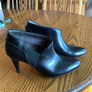 Adrienne Vittadini heeled booties in black size 9.